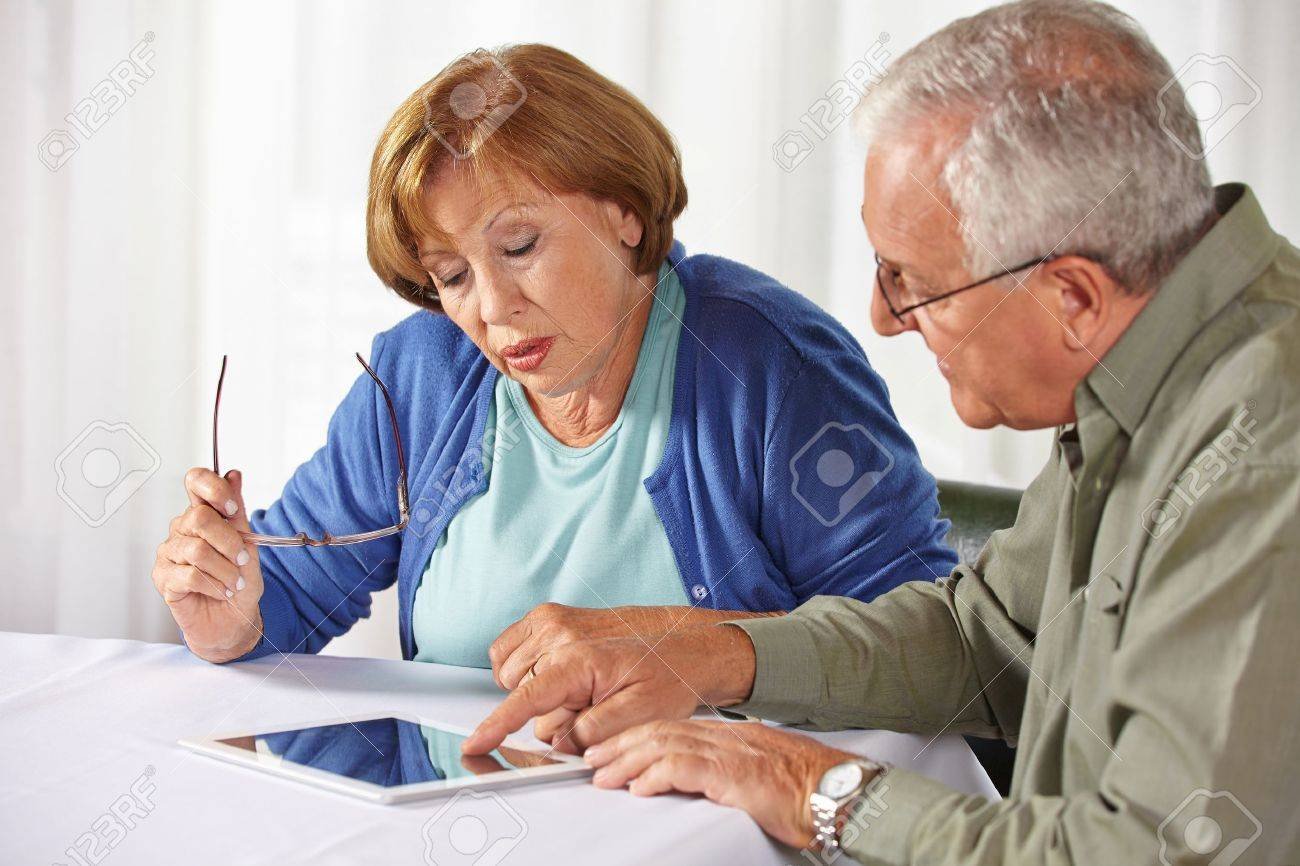 persona mayor utilizando una tablet en casa