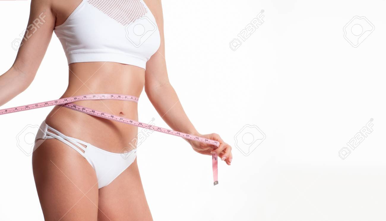 persona midiendo su cintura con cinta metrica