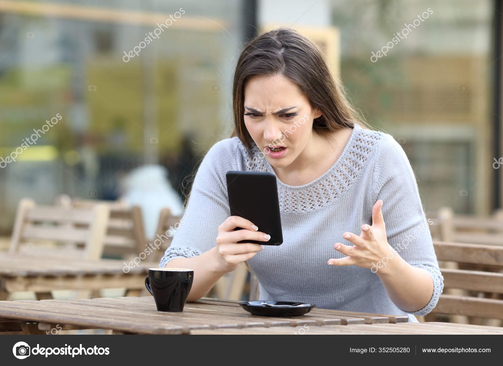 persona mirando frustrada su telefono sin senal