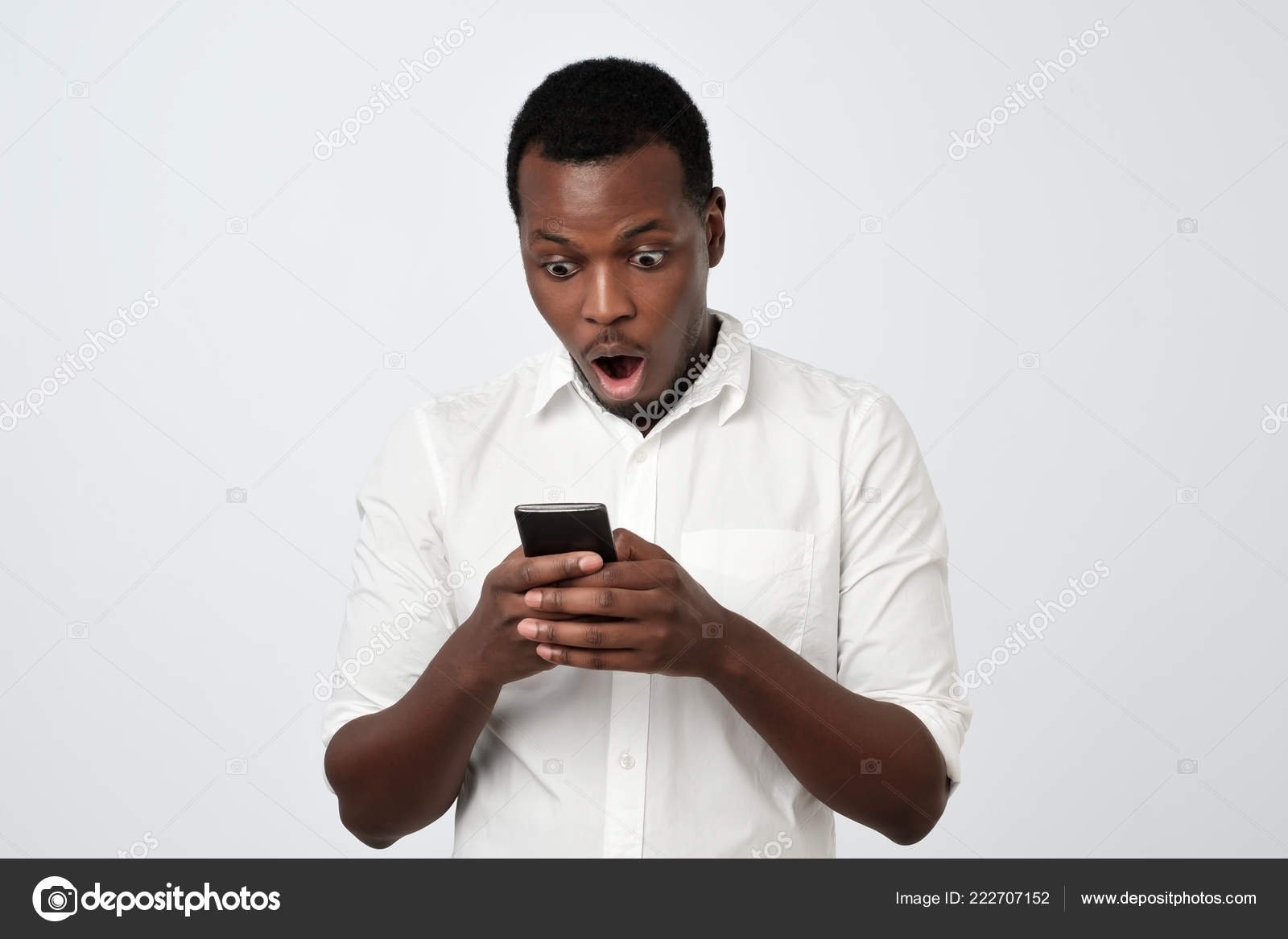 persona mirando su telefono con sorpresa