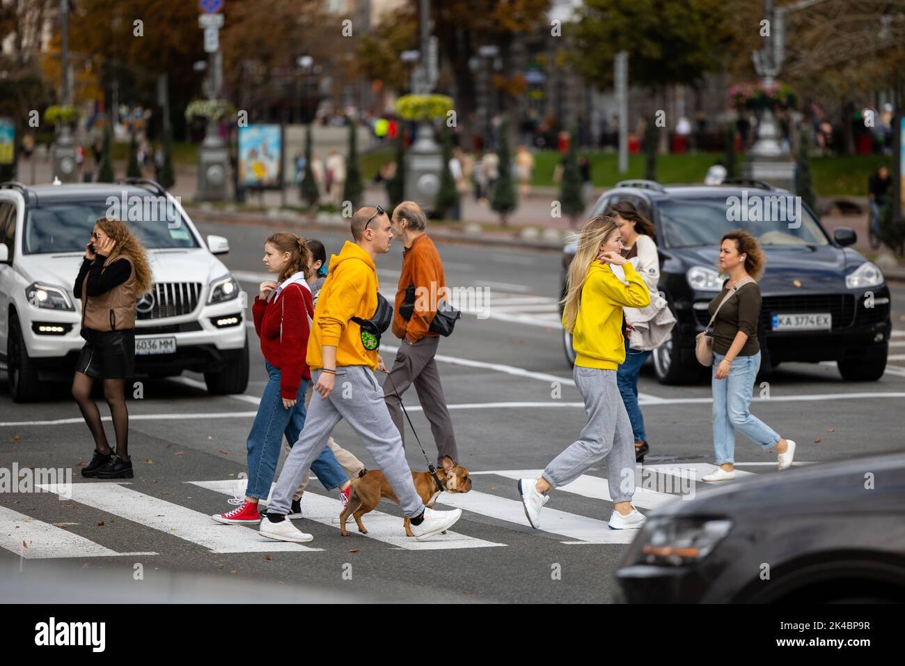 persona mostrando su pase de invitado