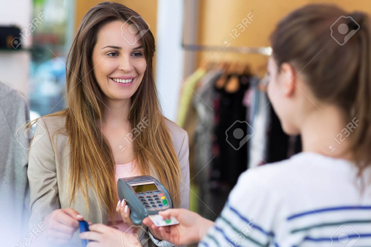 persona pagando con tarjeta de credito en tienda