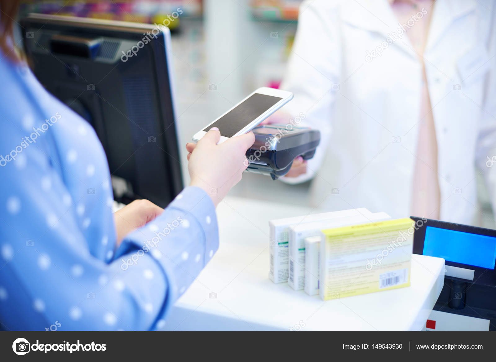 persona pagando factura de telefono movil