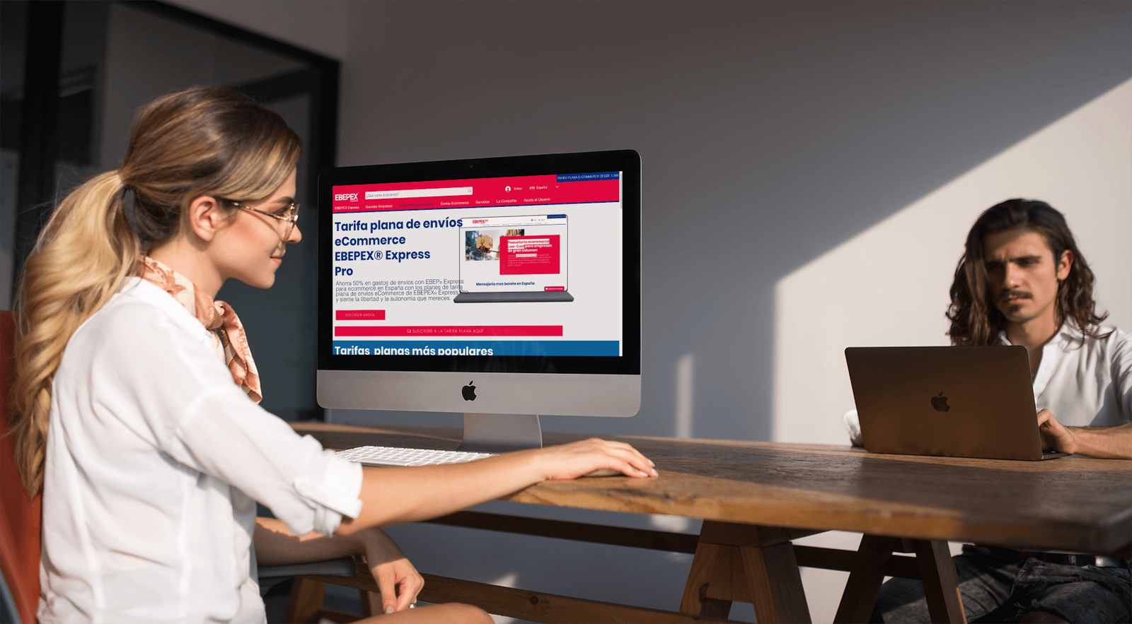 persona pagando tarifa de servicio