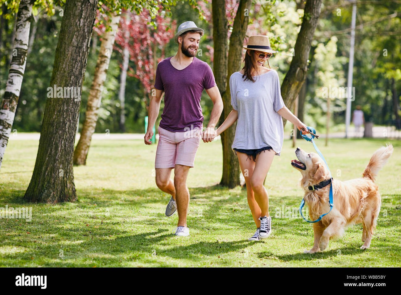 persona paseando alegremente con perros en parque