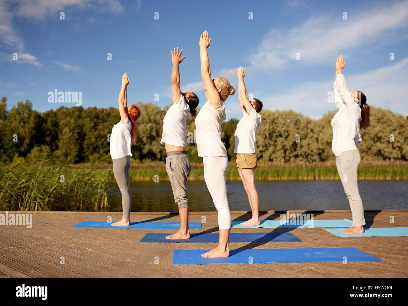 persona practicando yoga al aire libre