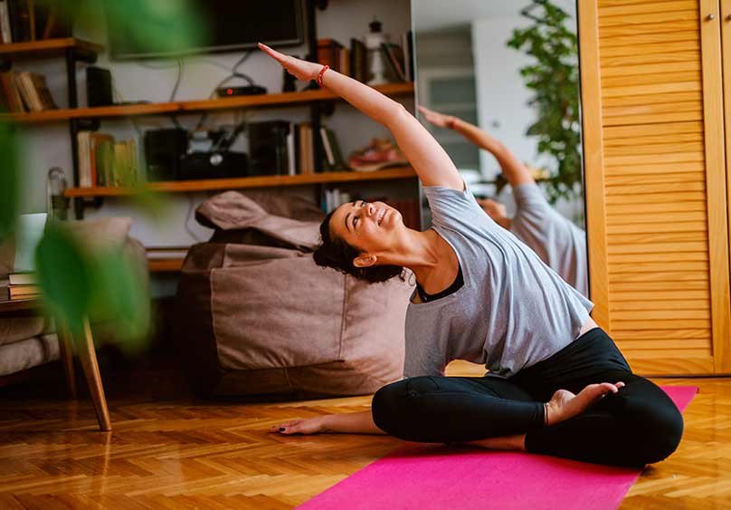 persona practicando yoga en casa