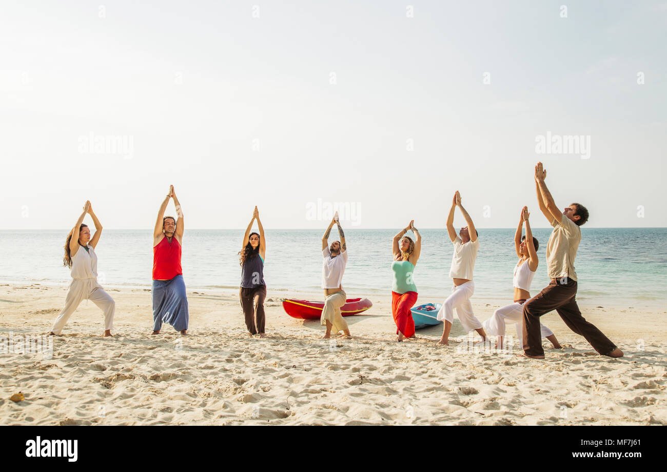 persona practicando yoga en la playa