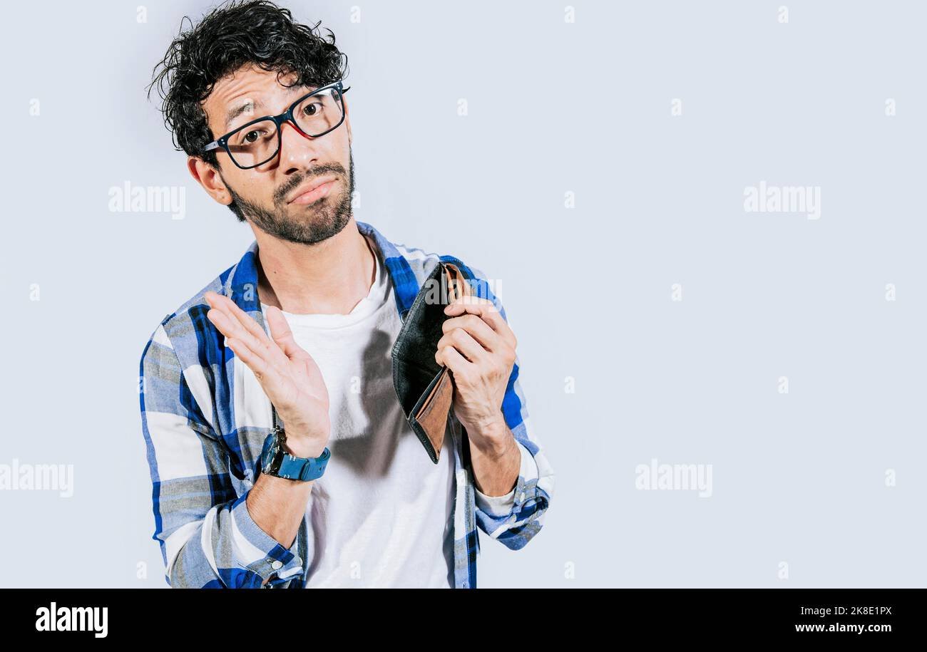 persona preocupada revisando su billetera vacia