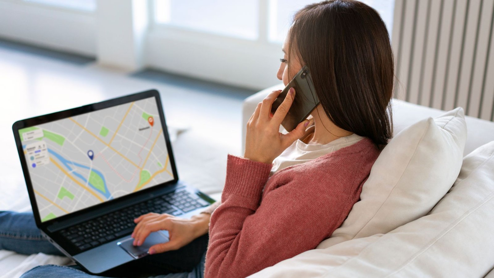 persona rastreando paquete en pagina web