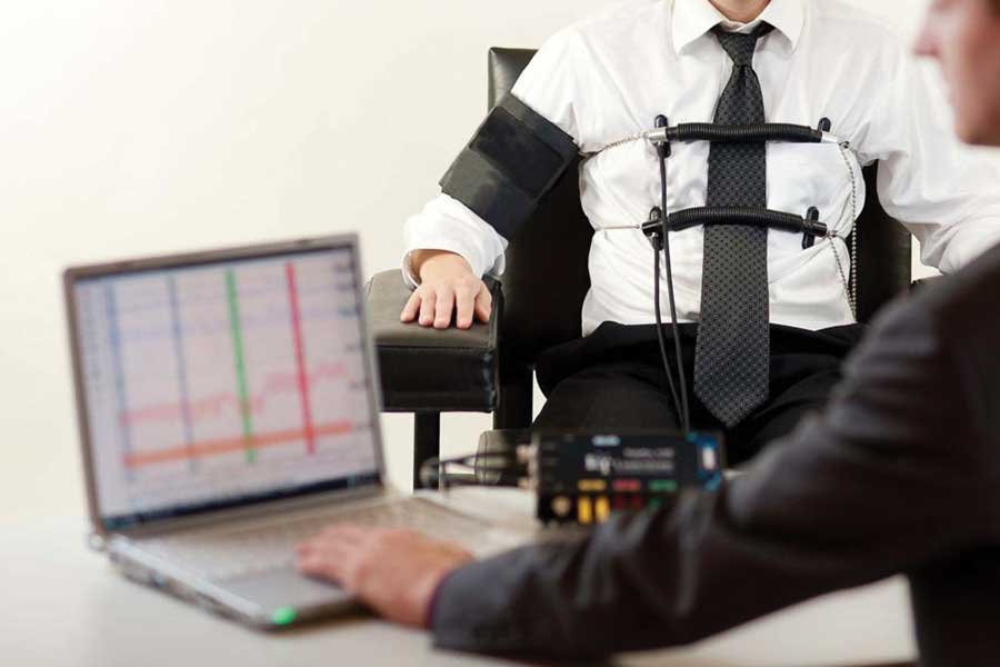persona realizando prueba del poligrafo en linea