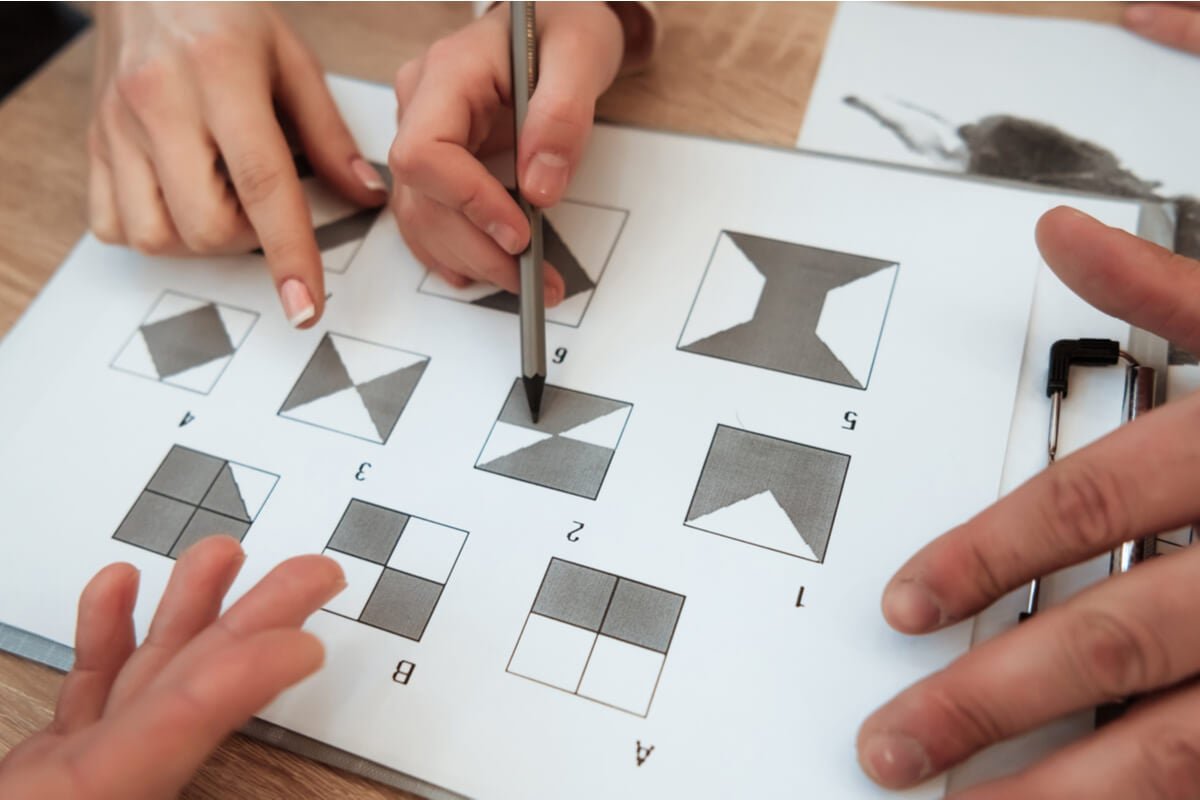 persona realizando test de coeficiente intelectual