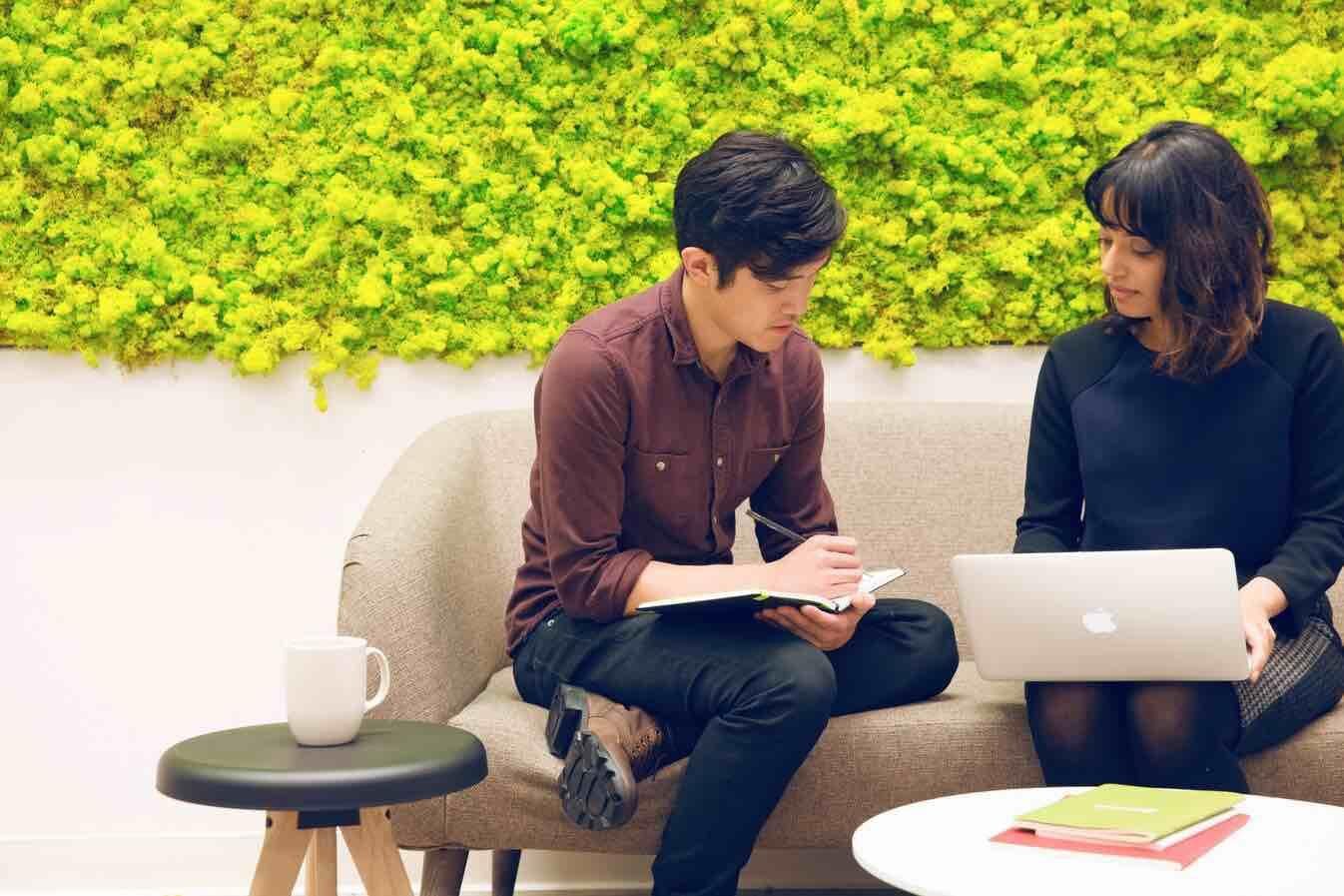 persona recibiendo ayuda de servicio al cliente