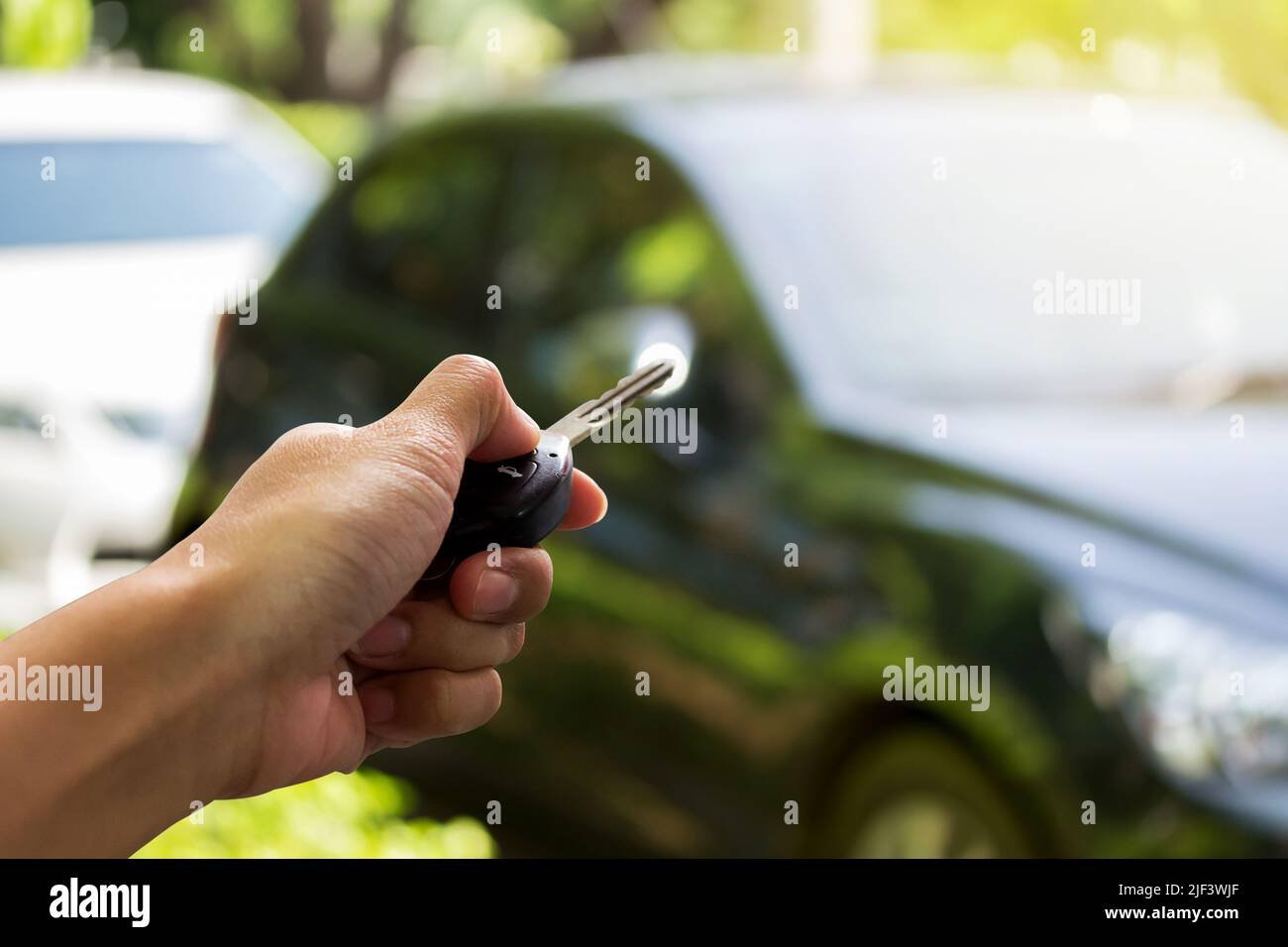 persona recibiendo llaves de coche usado