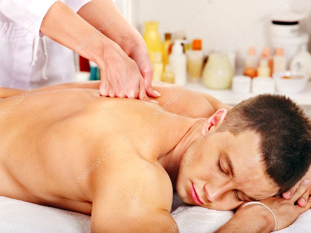 persona recibiendo relajante masaje en spa