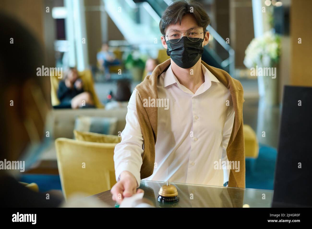 persona registrandose en red roof inn