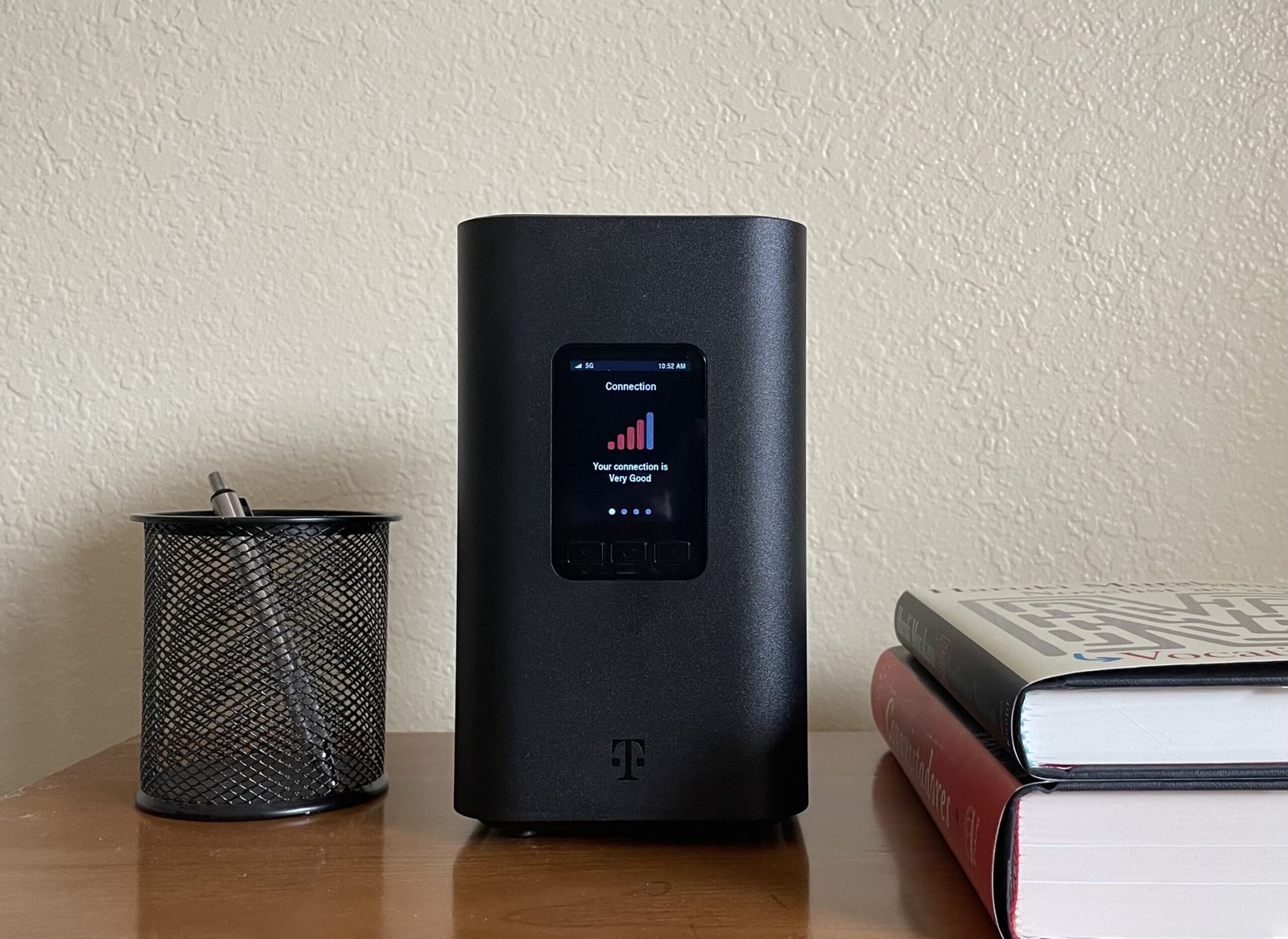 persona reiniciando router de t mobile en casa