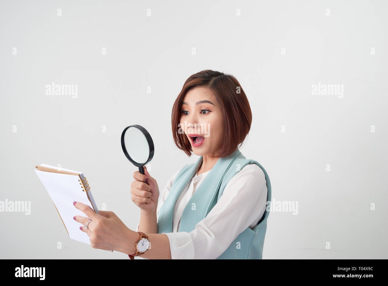 persona revisando contrato con lupa detenidamente