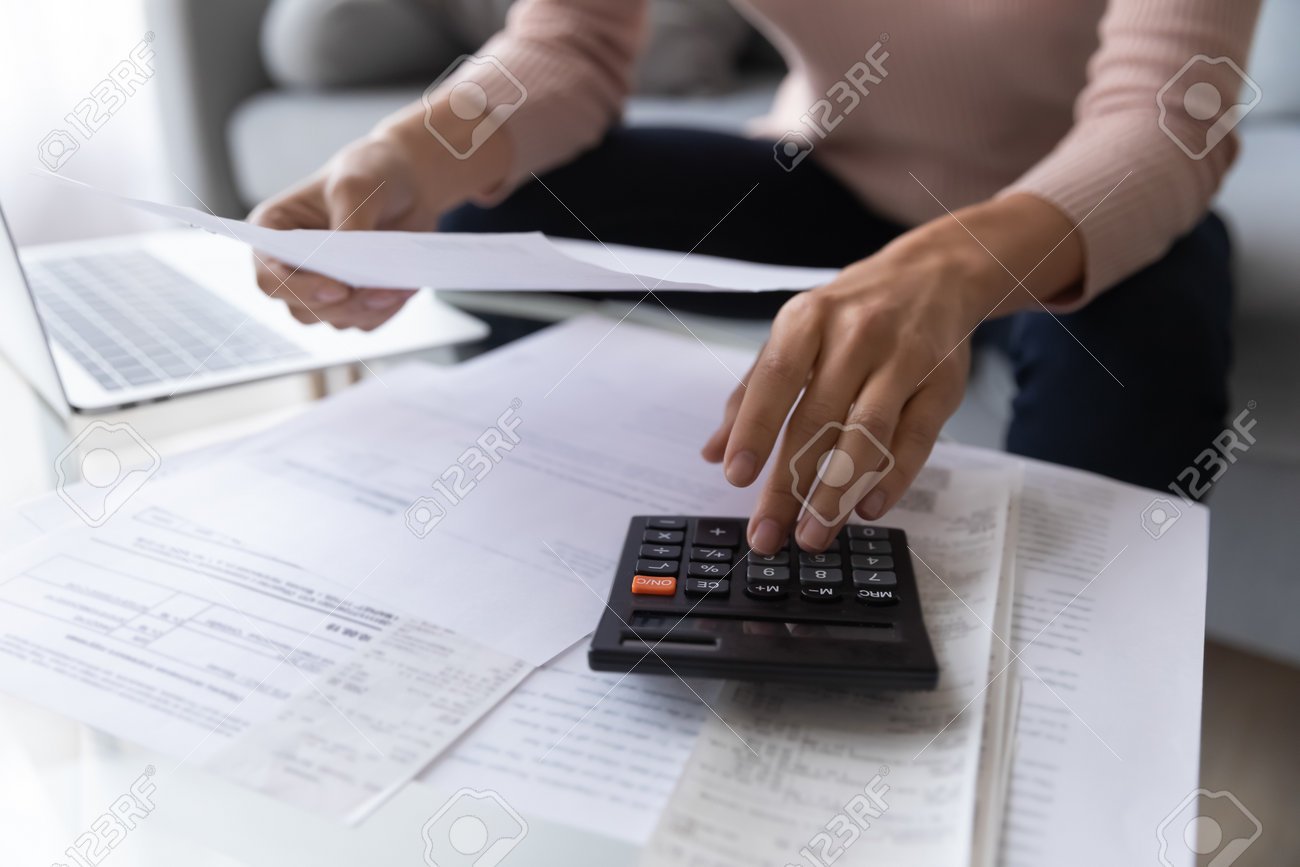 persona revisando facturas y calculadora de impuestos