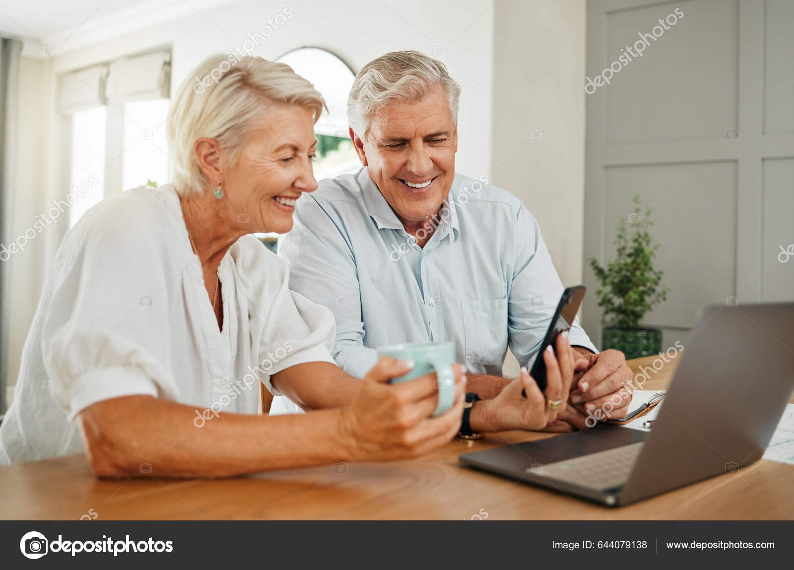 persona revisando plan de jubilacion en linea