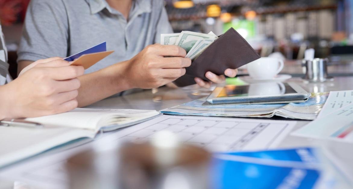 persona revisando tasas de interes bancarias