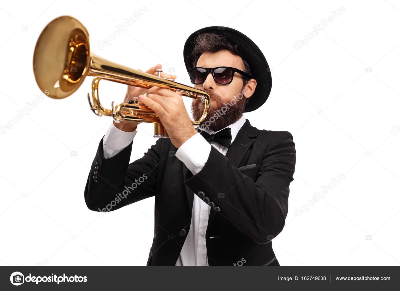 persona tocando una trompeta con entusiasmo