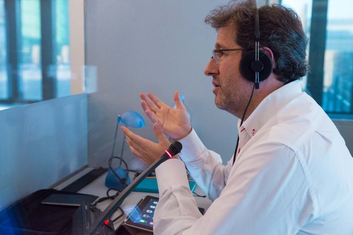 persona usando auriculares interpretando diferentes idiomas