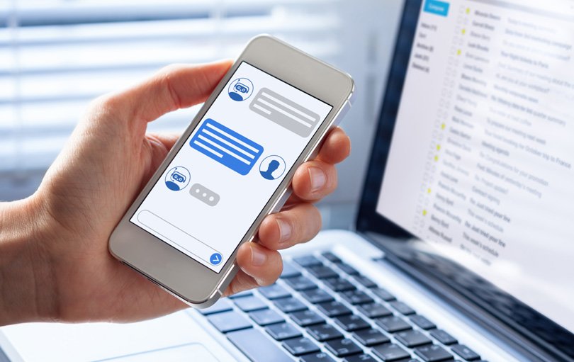 persona usando chat en linea con representante