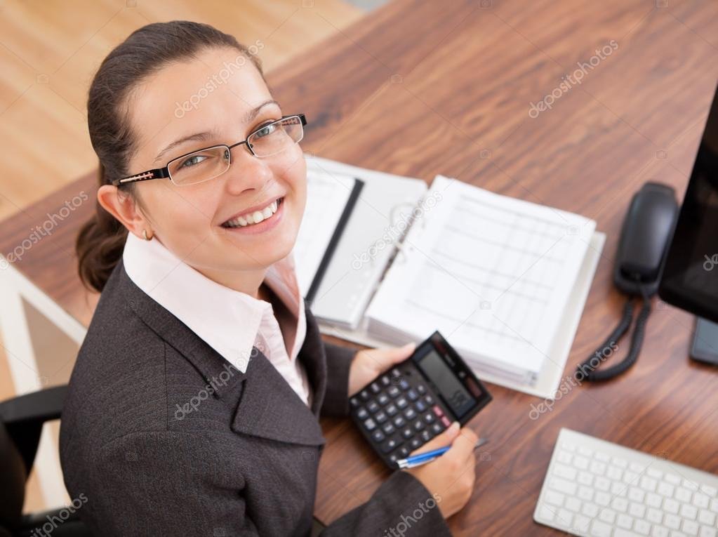 persona usando una calculadora financiera feliz