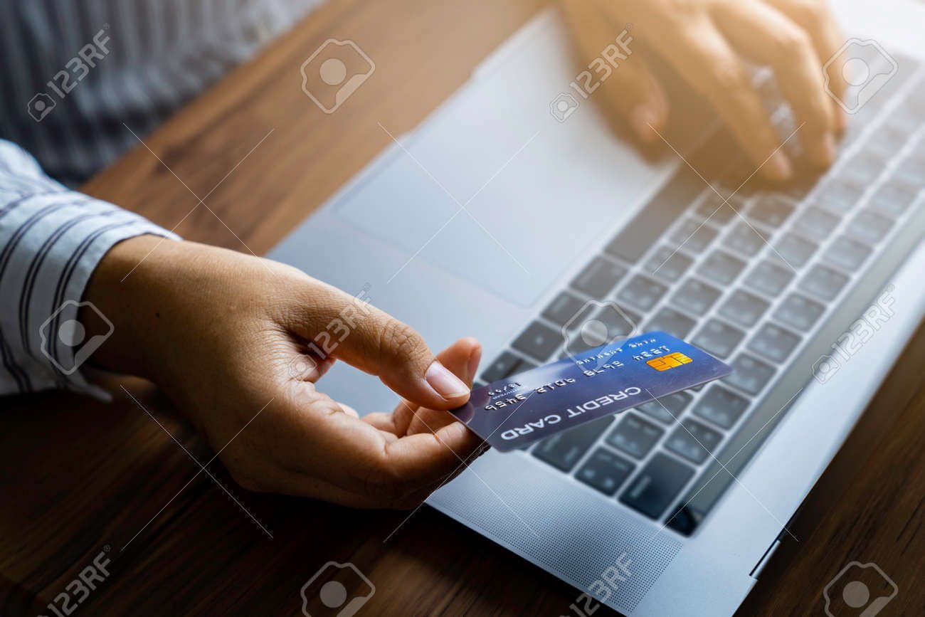 persona utilizando la banca en linea 1