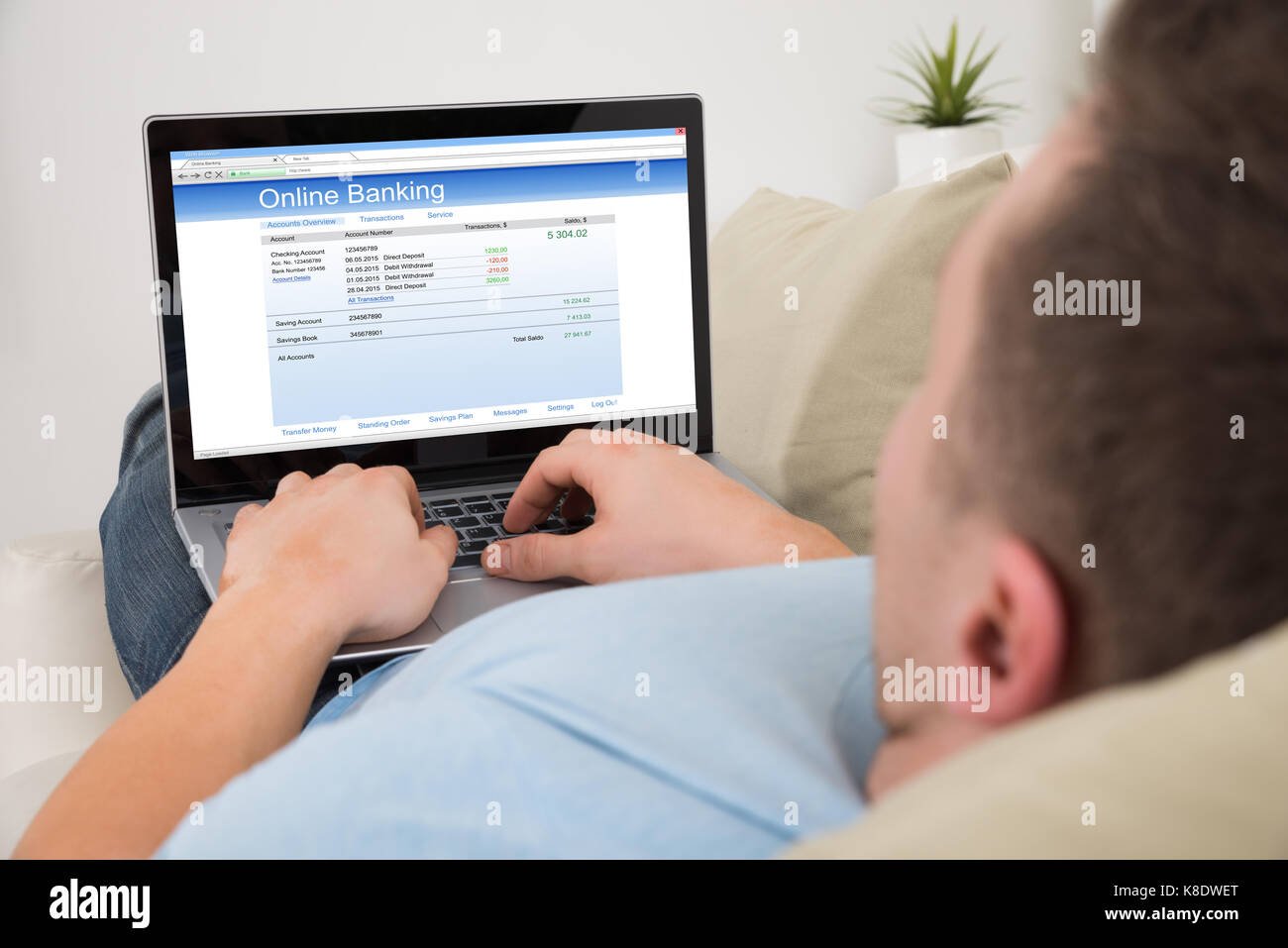 persona utilizando la banca online desde casa 1