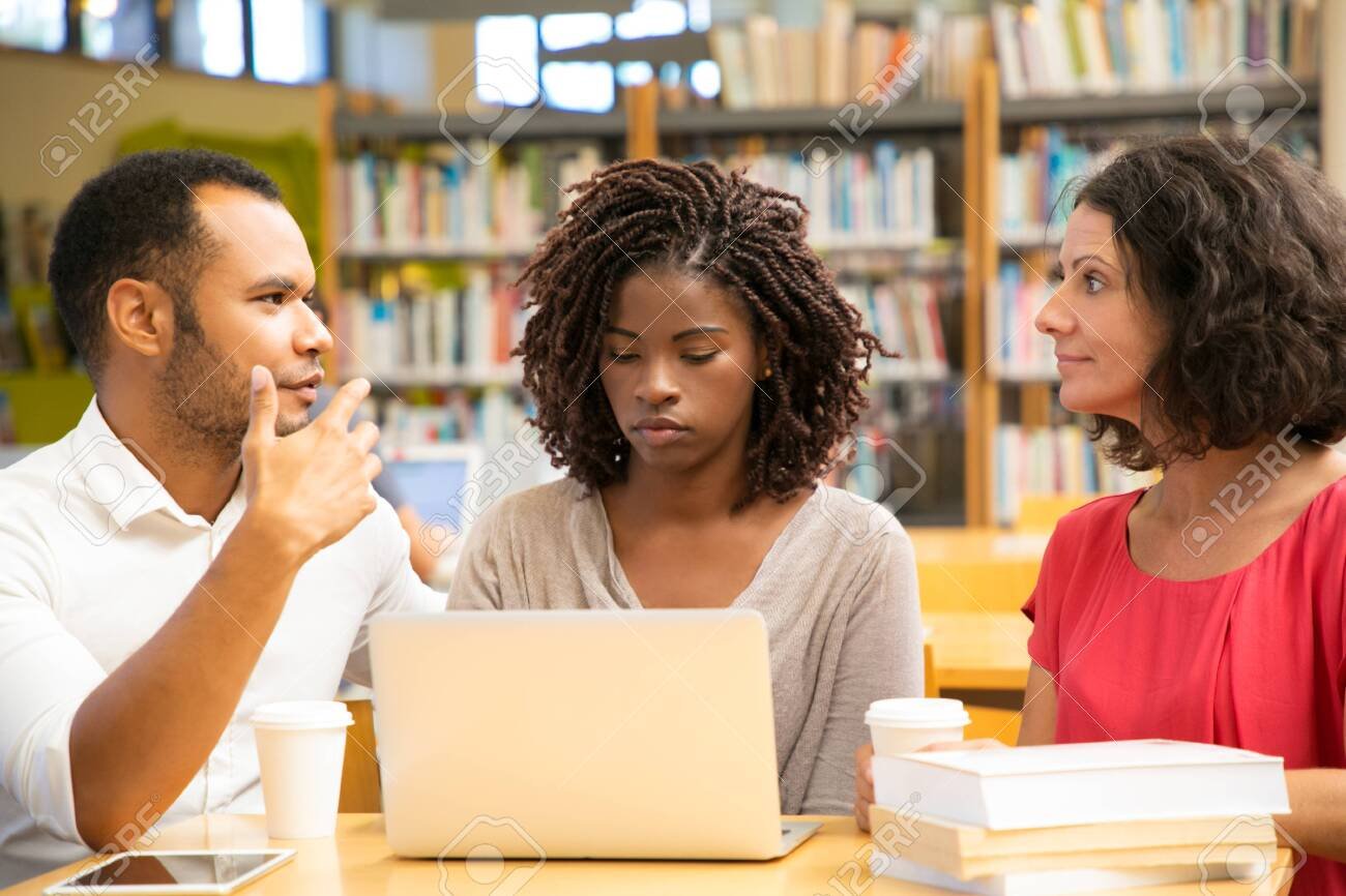 persona utilizando una computadora en biblioteca publica