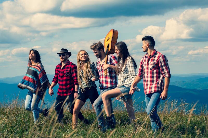 personas caminando al aire libre en grupo