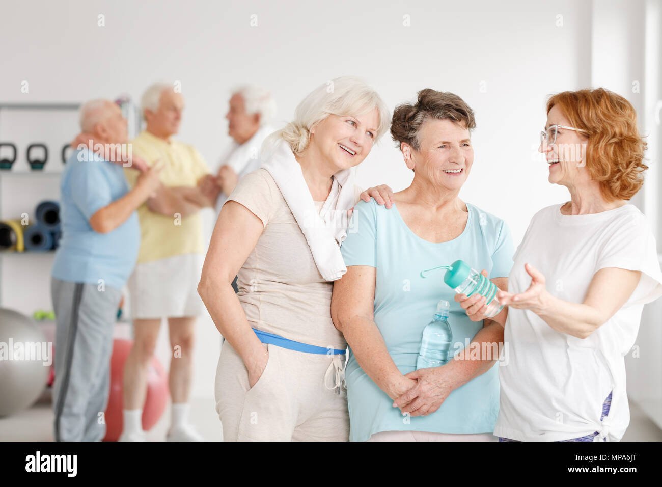 personas de todas las edades ejercitando juntas