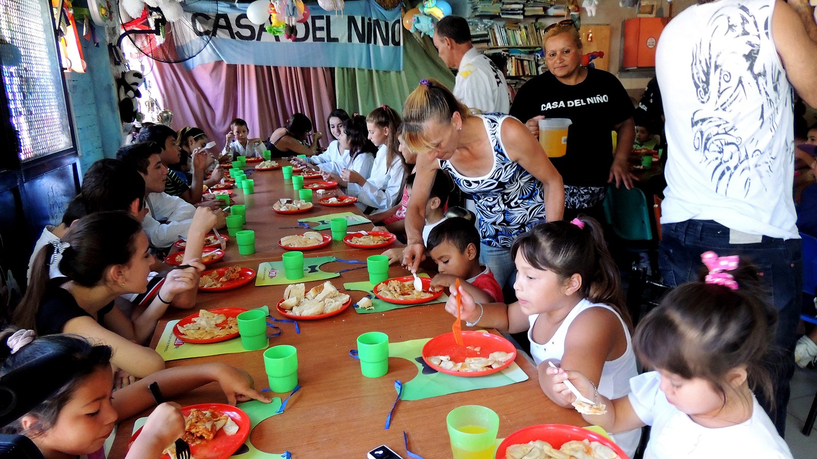 personas donando alimentos en un comedor comunitario