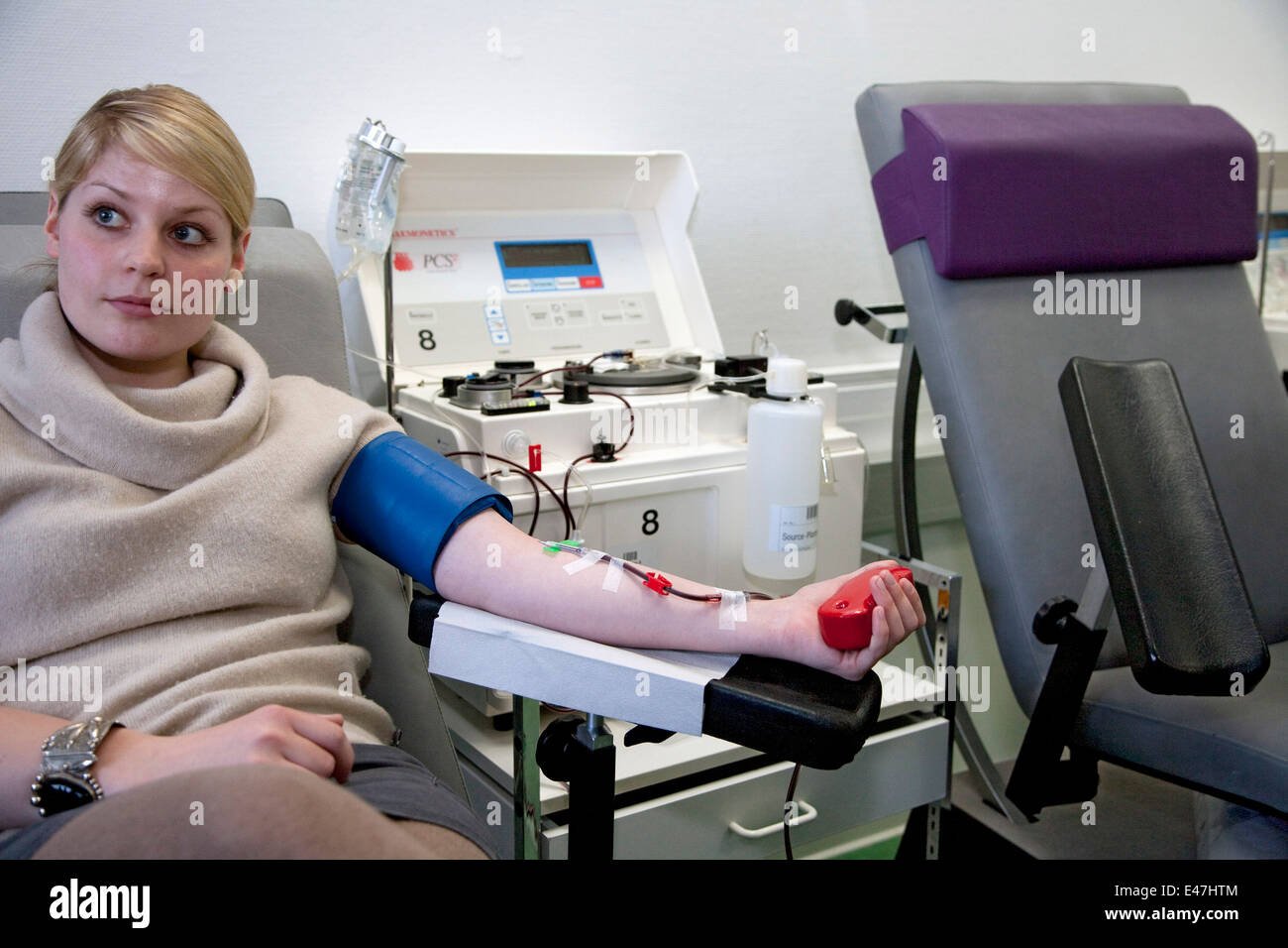 personas donando plasma en csl plasma center