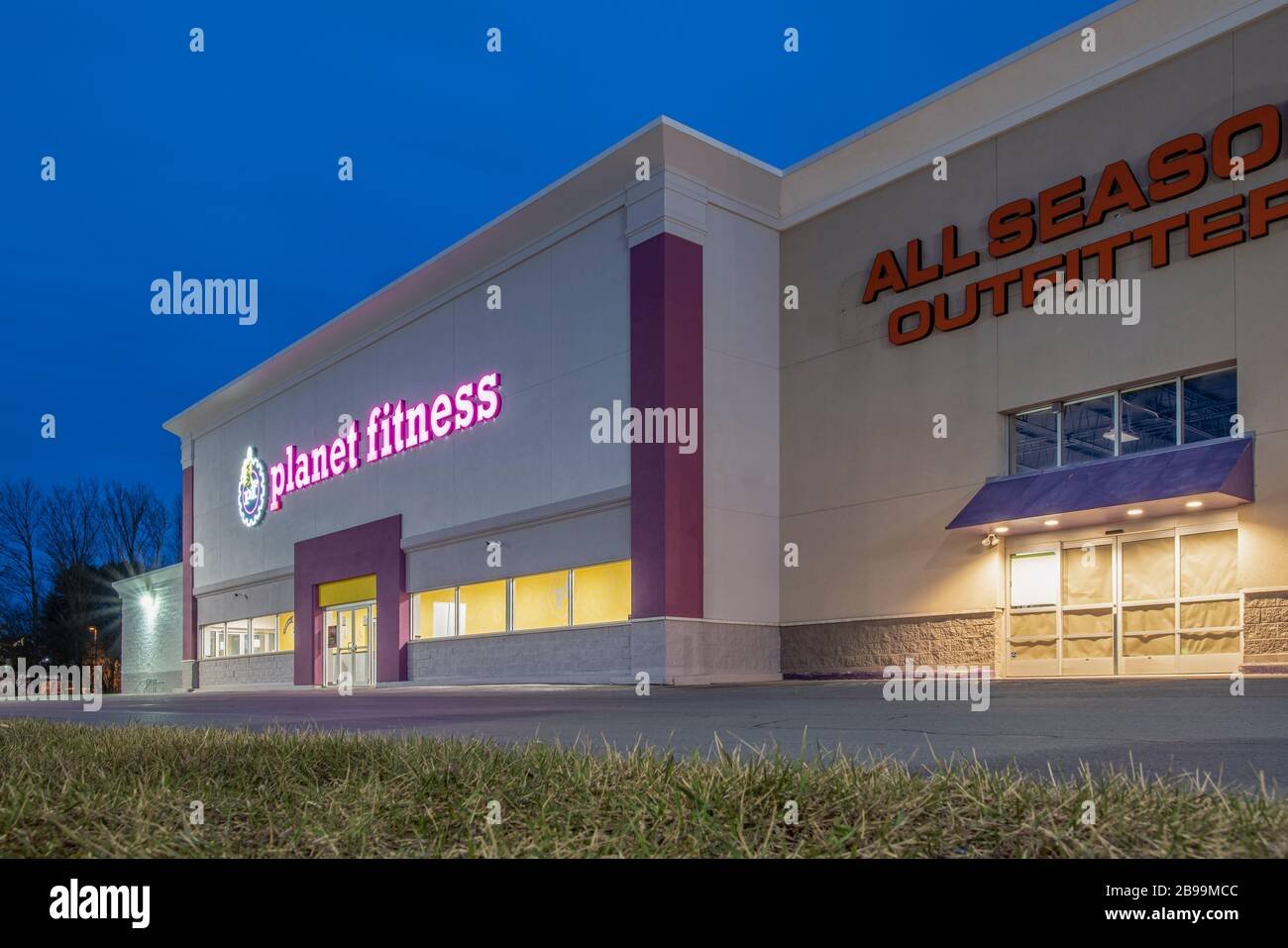 personas ejercitandose en planet fitness terre haute