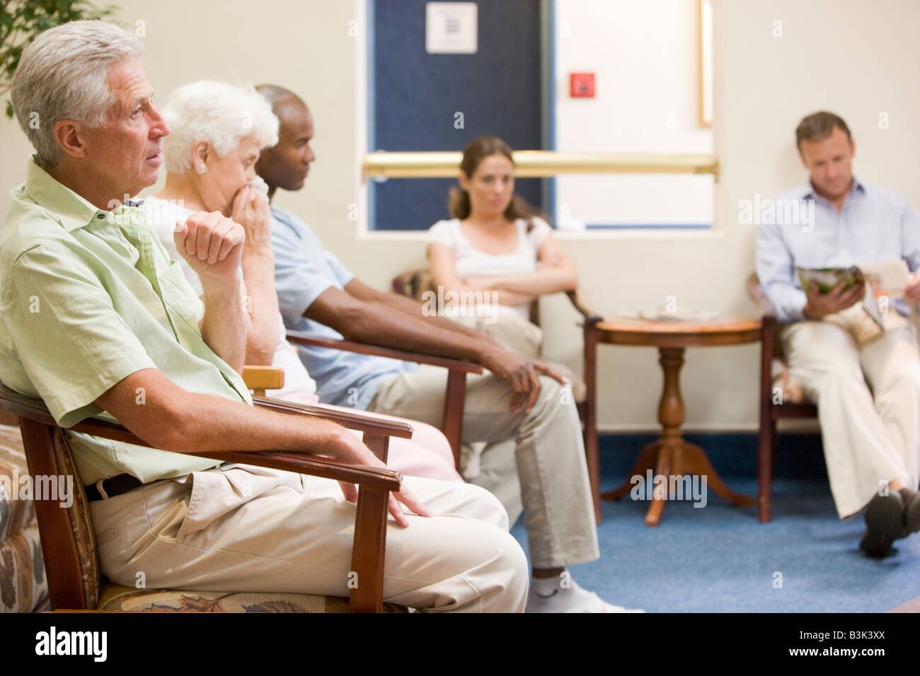personas esperando en sala de espera