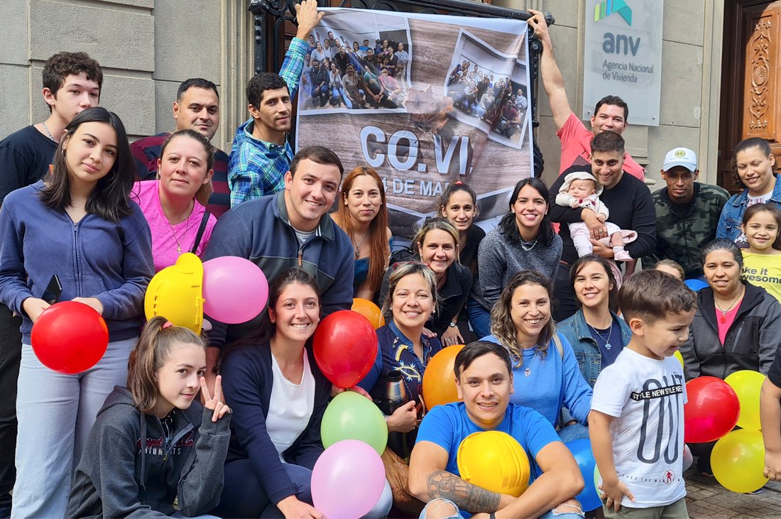 personas felices en una cooperativa financiera