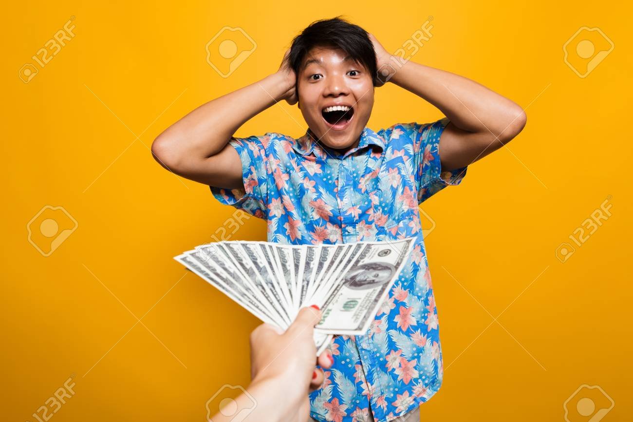personas felices recibiendo dinero en efectivo
