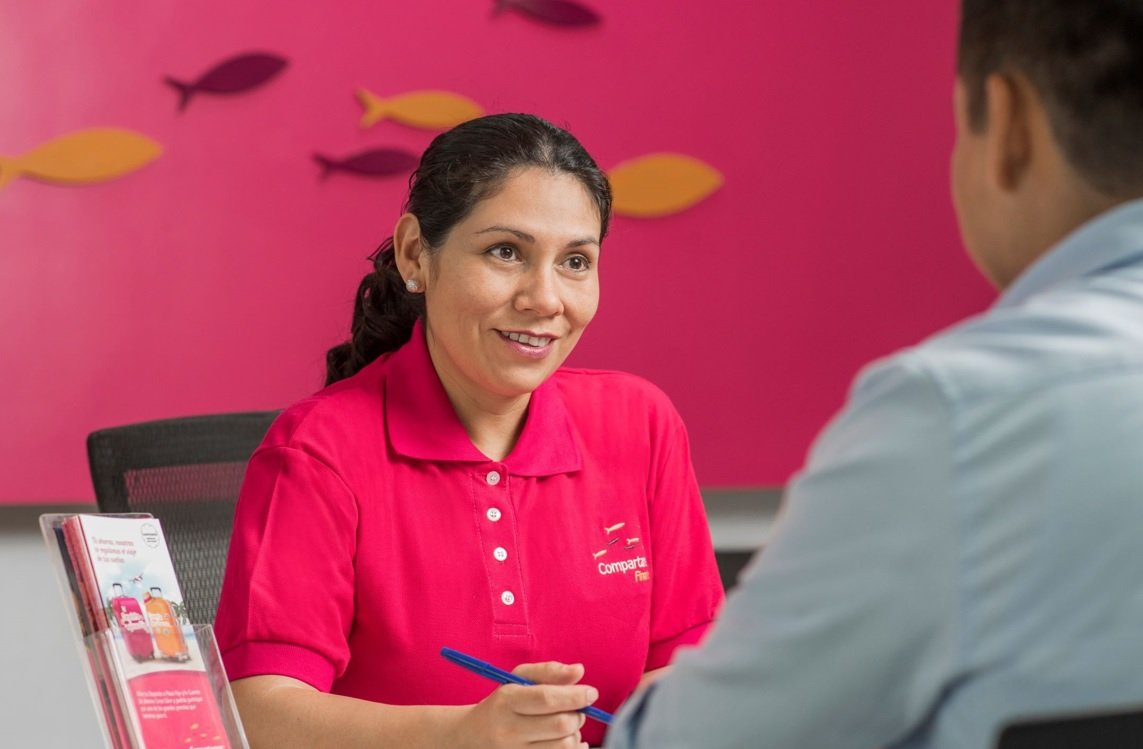 personas felices usando servicios financieros locales 1