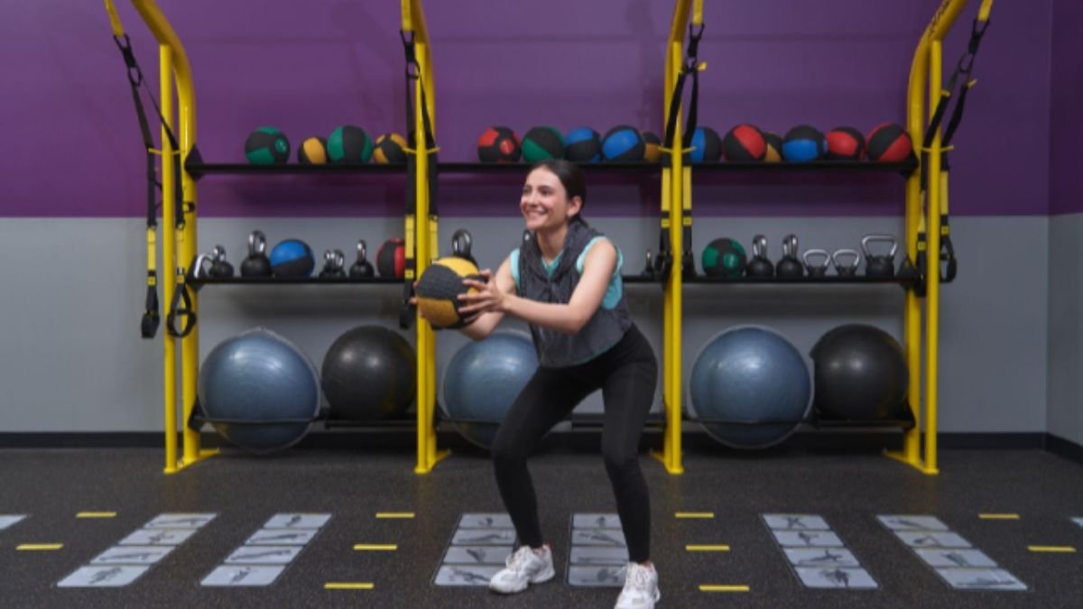 personas haciendo ejercicio en planet fitness 3