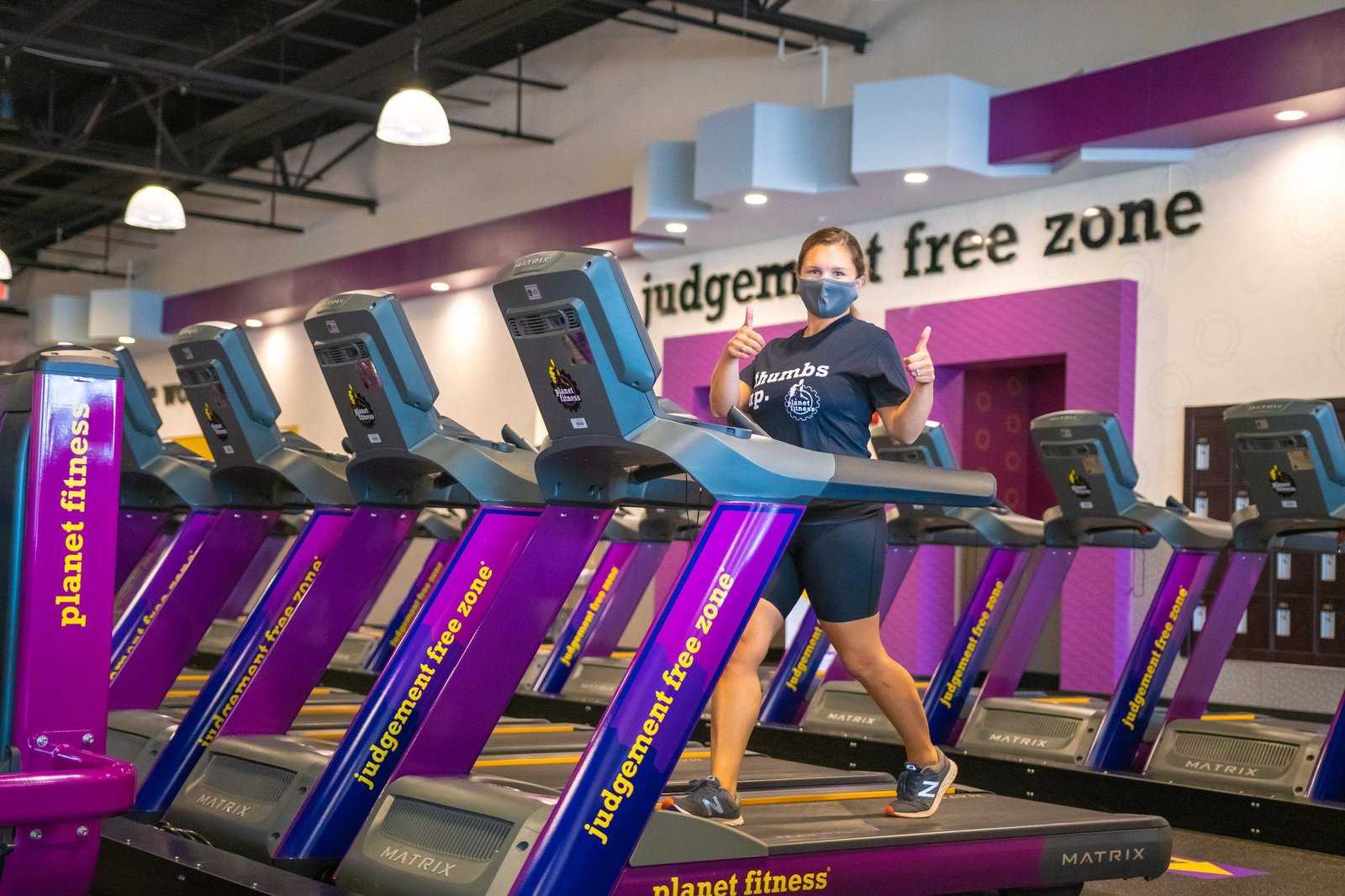 personas haciendo ejercicio en planet fitness 5