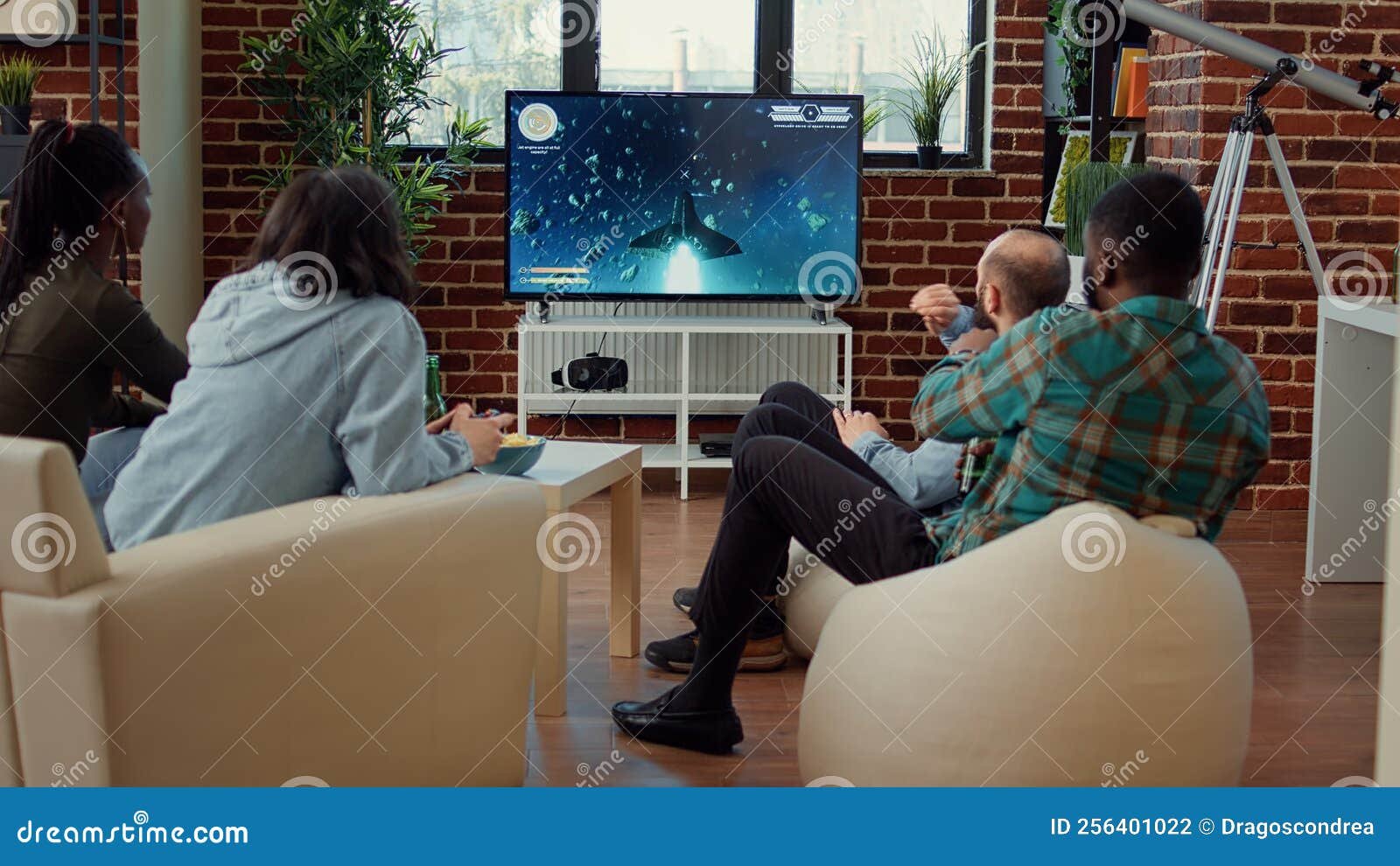 personas jugando videojuegos en linea juntos