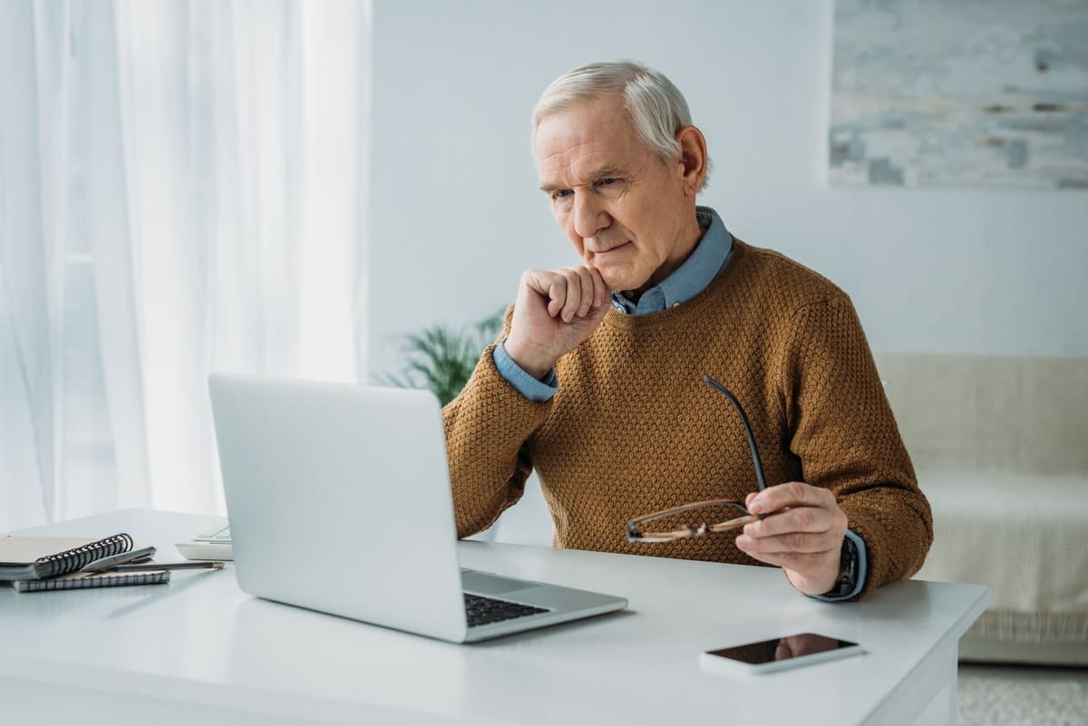 personas mayores utilizando una computadora portatil