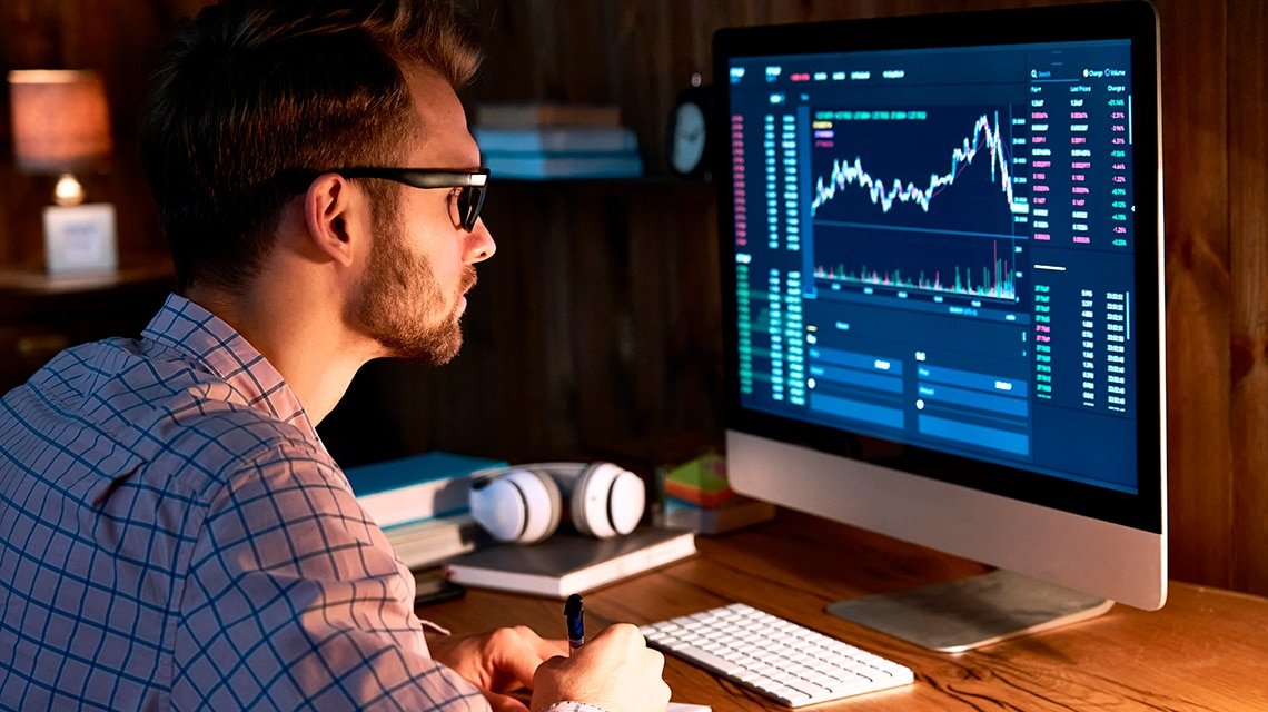 personas operando en una plataforma de trading