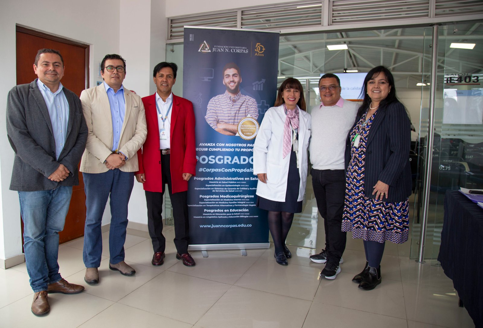 personas participando en un seminario de salud