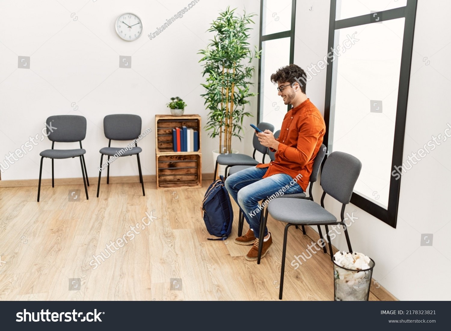 personas relajandose en lujosa sala de espera