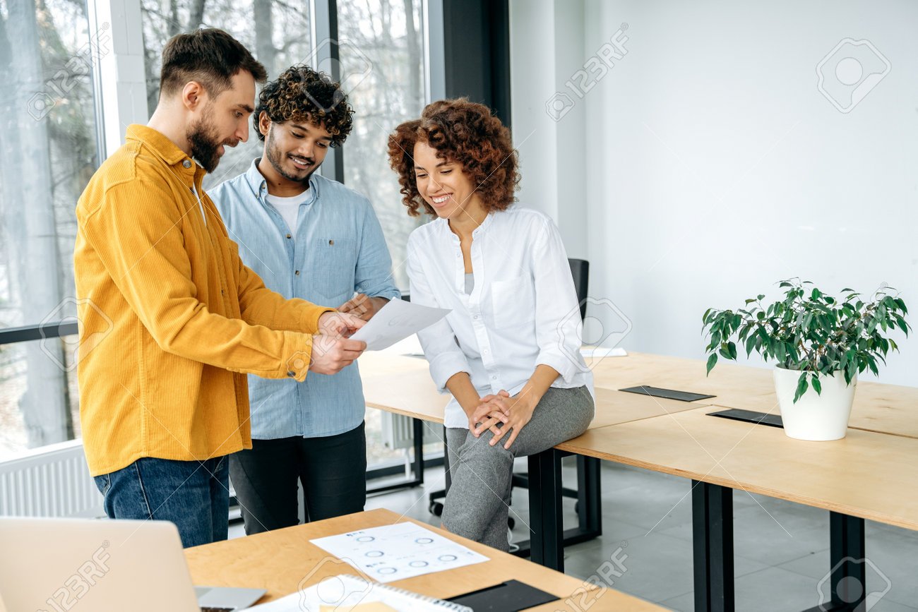 personas revisando informes financieros en oficina moderna