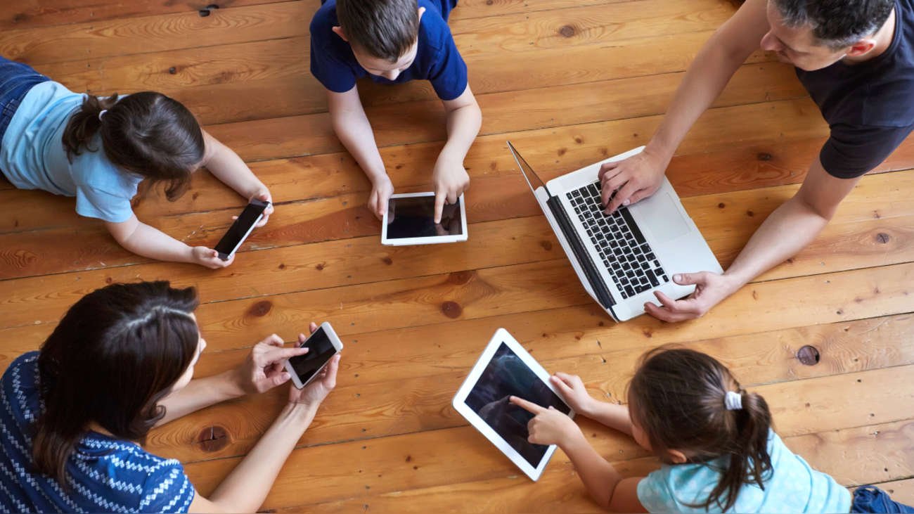 personas usando dispositivos tecnologicos en casa